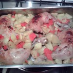 Cosce di pollo al forno con patate e peperoni