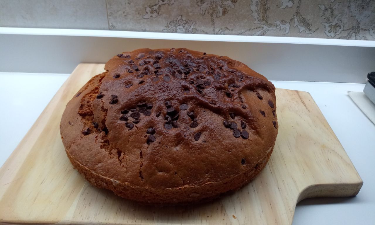 Torta con gocce di cioccolato in friggitrice ad aria
